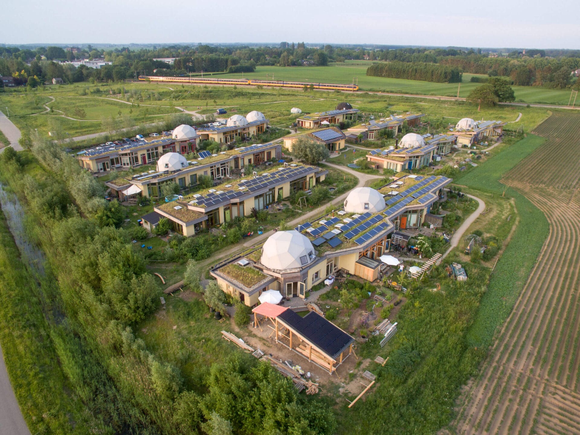 Aardehuizen Olst — luchtfoto van het collectief van 23 ecologische woningen in het landschap