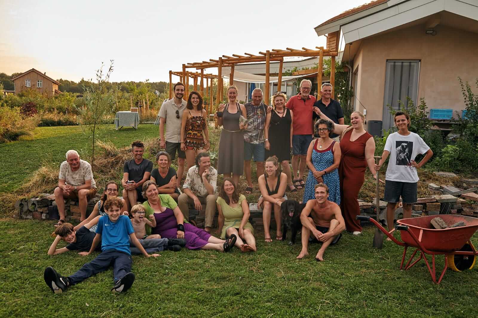 falling-water-stroboalen-strobouw-natuurlijk-ecologisch-eco-architect-duurzaam-architectuur13-1.jpg<br />
