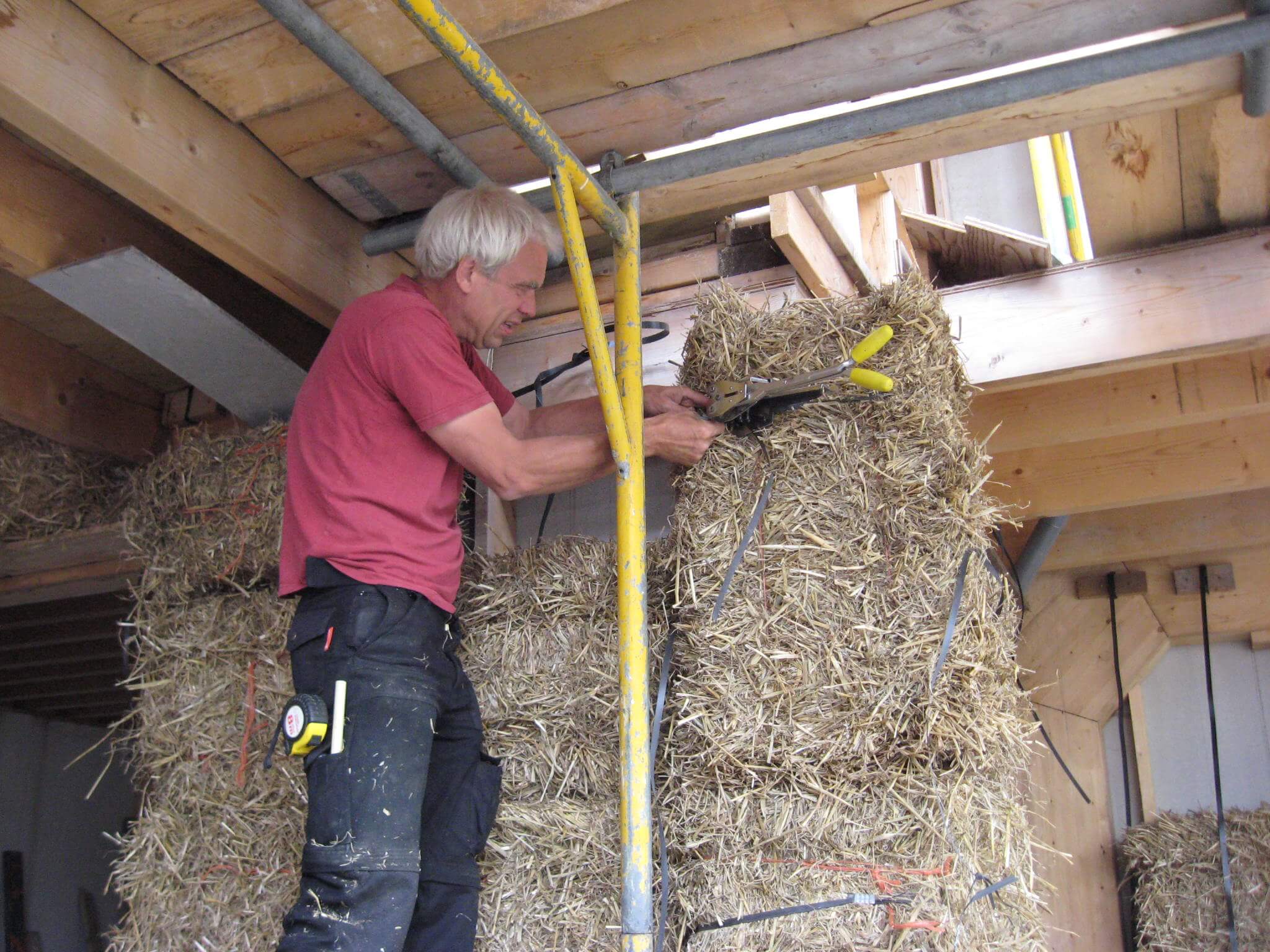 falling-water-stroboalen-strobouw-natuurlijk-ecologisch-eco-architect-duurzaam-architectuur13-1.jpg<br />
