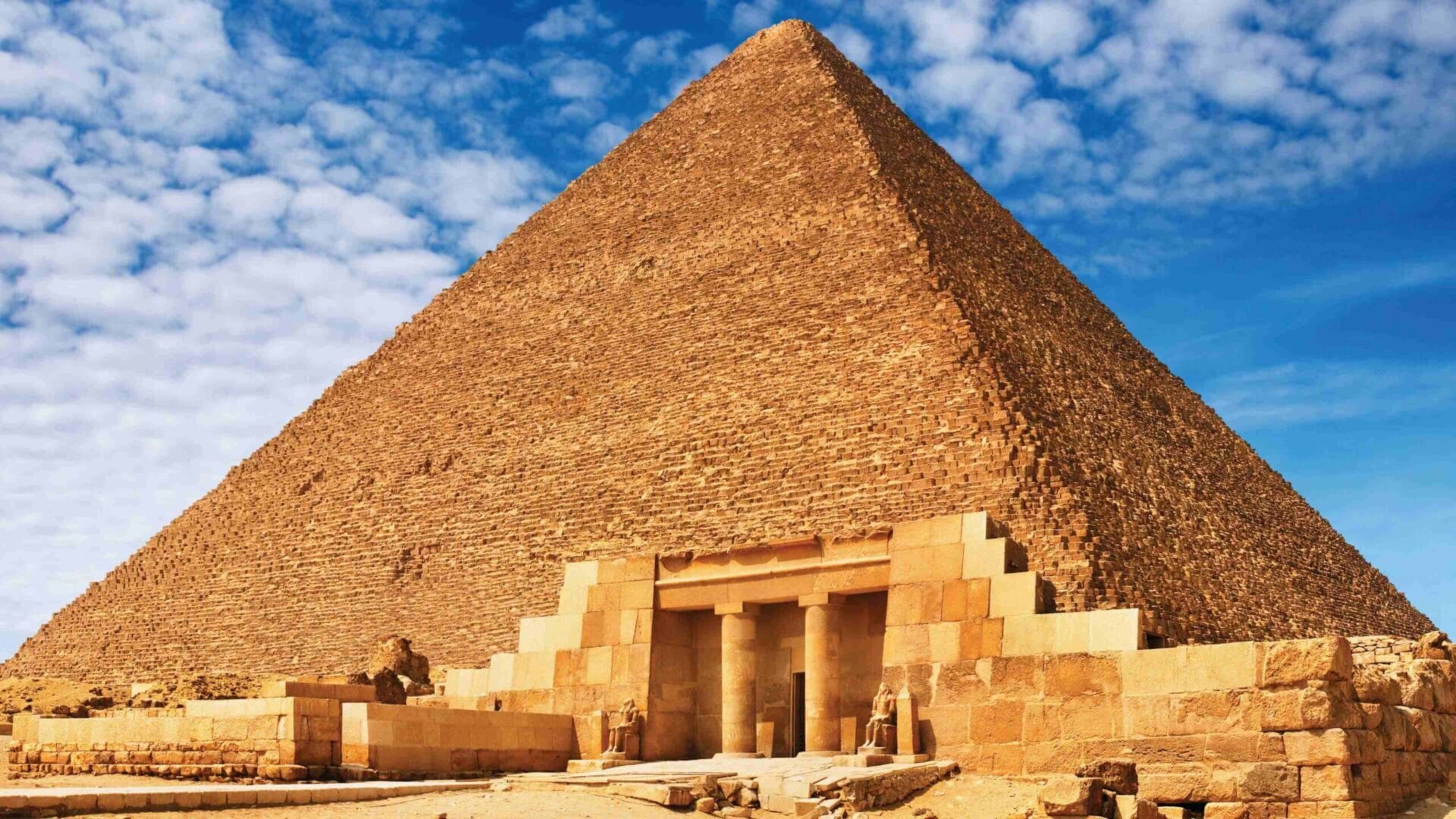 De Grote Piramide van Gizeh in warm avondlicht, aanzicht vanuit een laag standpunt