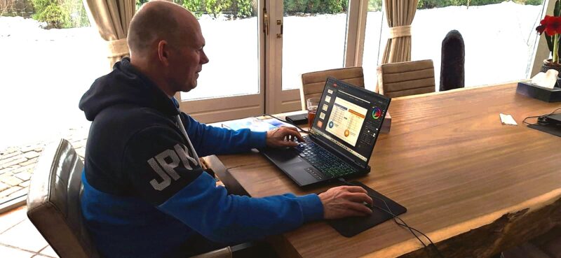 Michel Post werkt aan de afronding van zijn boek Infinity Grid, waarin architectuur, ruimte, geometrie en bewustzijn samenkomen.