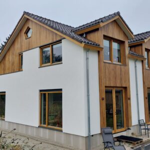 Duurzame verbouwing van jaren 60 woning met houten gevelbekleding en natuurlijke materialen