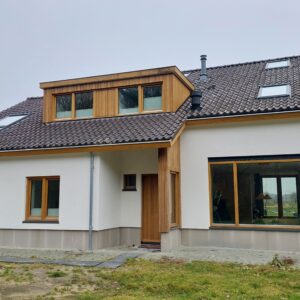 Voorgevel duurzame verbouwing met houten kozijnen en verbeterde daglichttoetreding