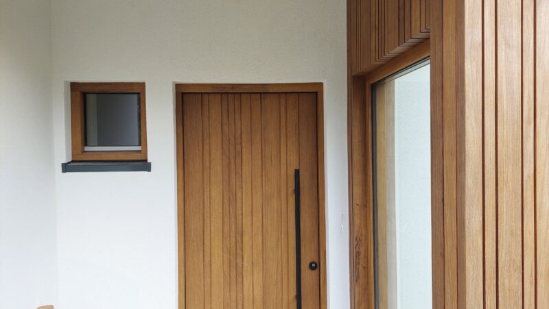Detail houten entree met natuurlijke materialen in duurzame woning