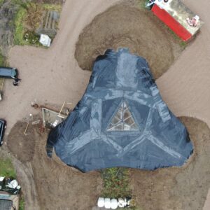 Aardebedekte organische woning in Slijk-Ewijk die opgaat in het landschap