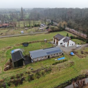 Luchtfoto duurzame woning in landschap na verbouwing jaren 60 woning