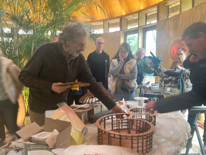 Maquette van een ronde spiraalwoning met houten spanten tijdens bezoek aan Hans van de Hurk over organische en energetische architectuur