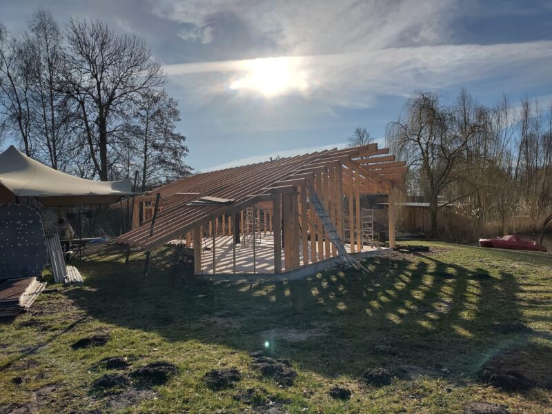 Houten constructie van het ontvangstgebouw op Landgoed Energy Up tijdens de bouwfase met organische daklijn