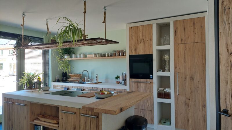 Duurzame keuken met houten fronten en natuurlijke materialen in ecologische woning