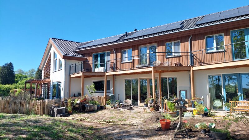 Ecologische woonwijk met houten gevels en zonnepanelen in De Glind