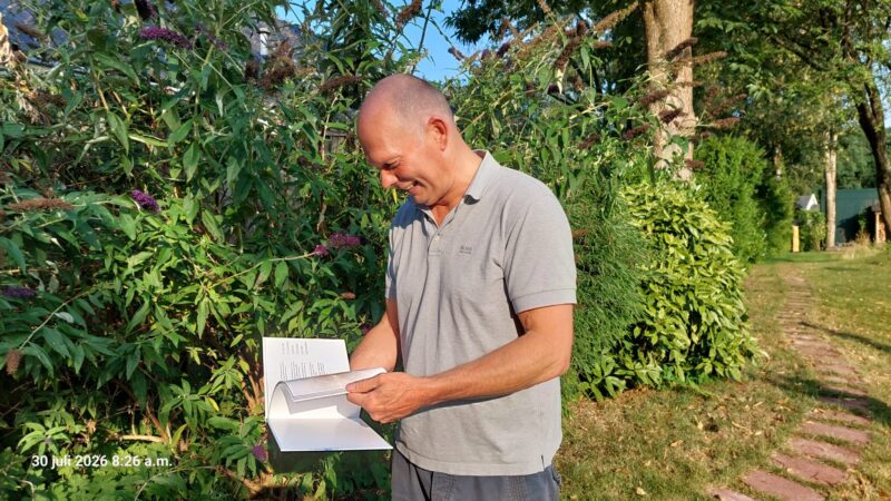 Michel Post bladert voor het eerst door de proefdruk van Infinity Grid.