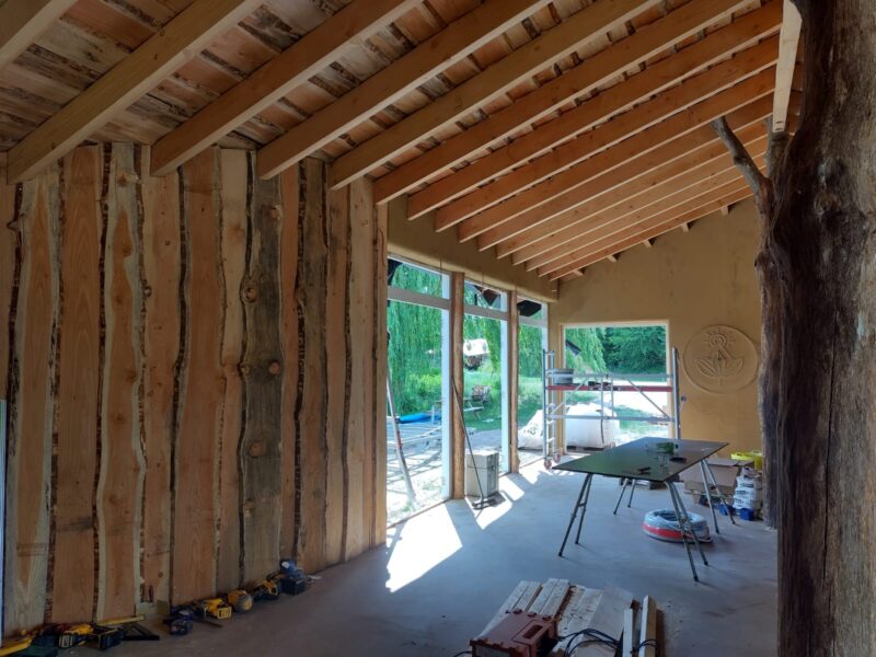 Boomstammen vormen onderdeel van het interieur van het ontvangstgebouw