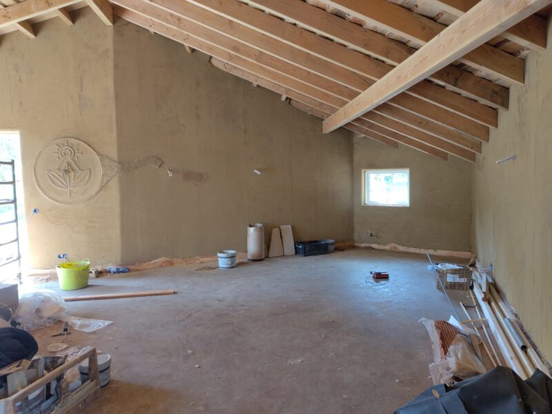 Leemwanden en houten constructie in het ontvangstgebouw van Landgoed Energy Up