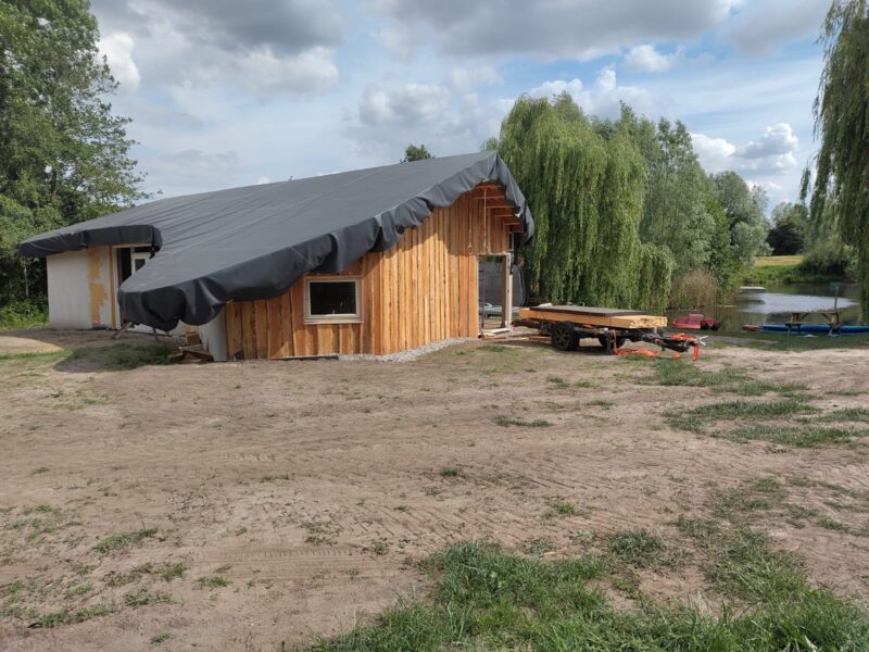 Organische architectuur - Gevel met natuurlijke houtbekleding van het ontvangstgebouw