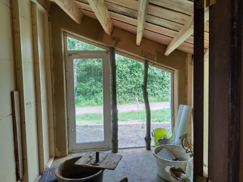 Houten dakconstructie en natuurlijke materialen in het ontvangstgebouw