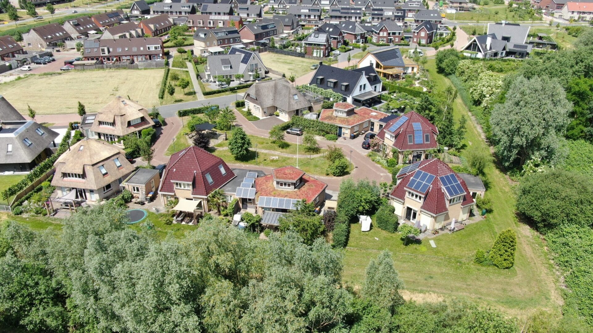 Pentakel Zeewolde, luchtfoto met de conventionele woonwijk op de achtergrond Pentakel Zeewolde, luchtfoto met de conventionele woonwijk op de achtergrond
