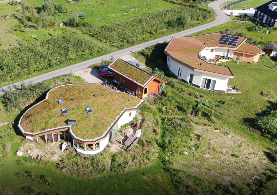 Luchtfoto van twee door ORIO ontworpen woningen