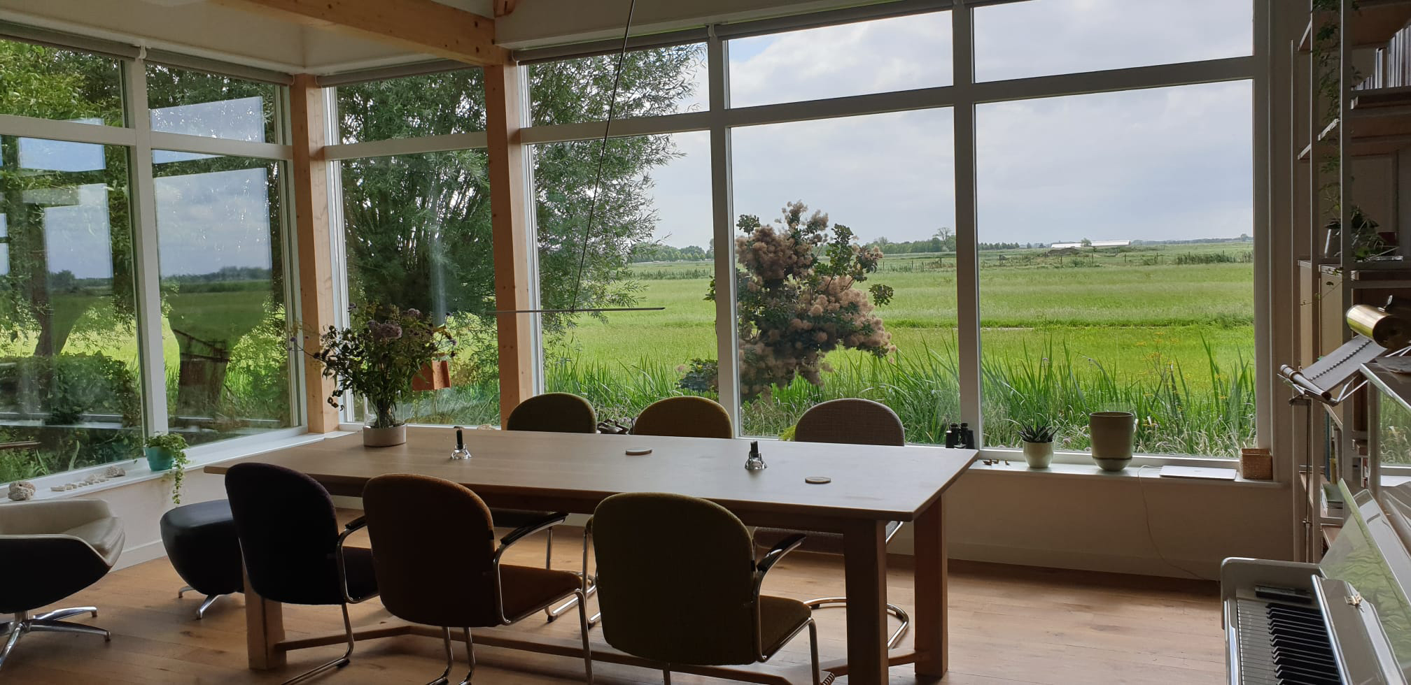 Interieur van De Pullenhof met natuurlijk licht