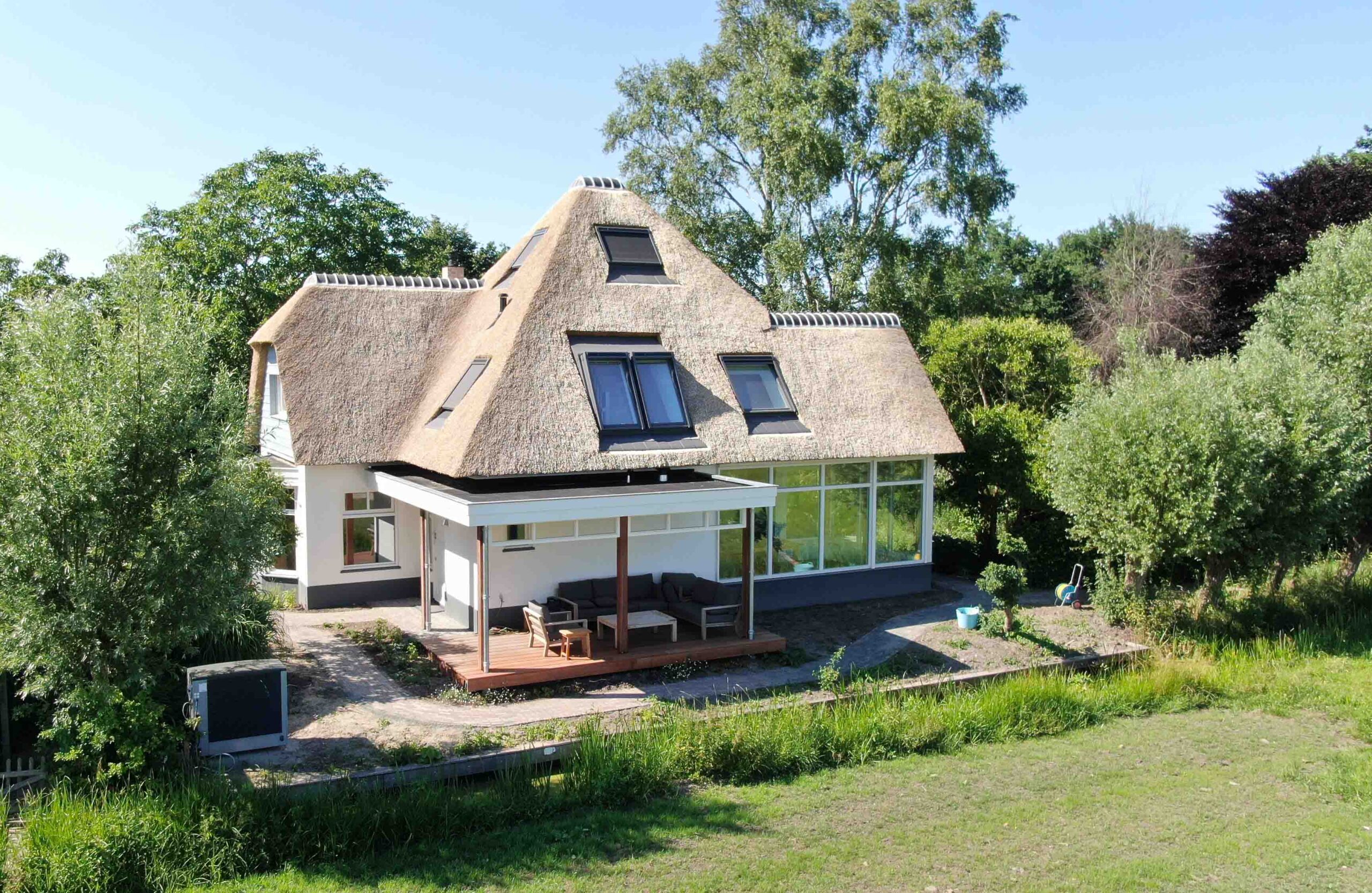 De Pullenhof in Schalkwijk, een rietgedekte woning ontworpen door ORIO architecten