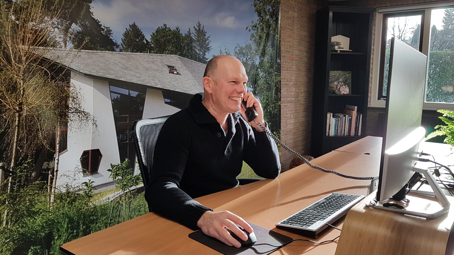 Michel Post aan zijn bureau bij ORIO architecten