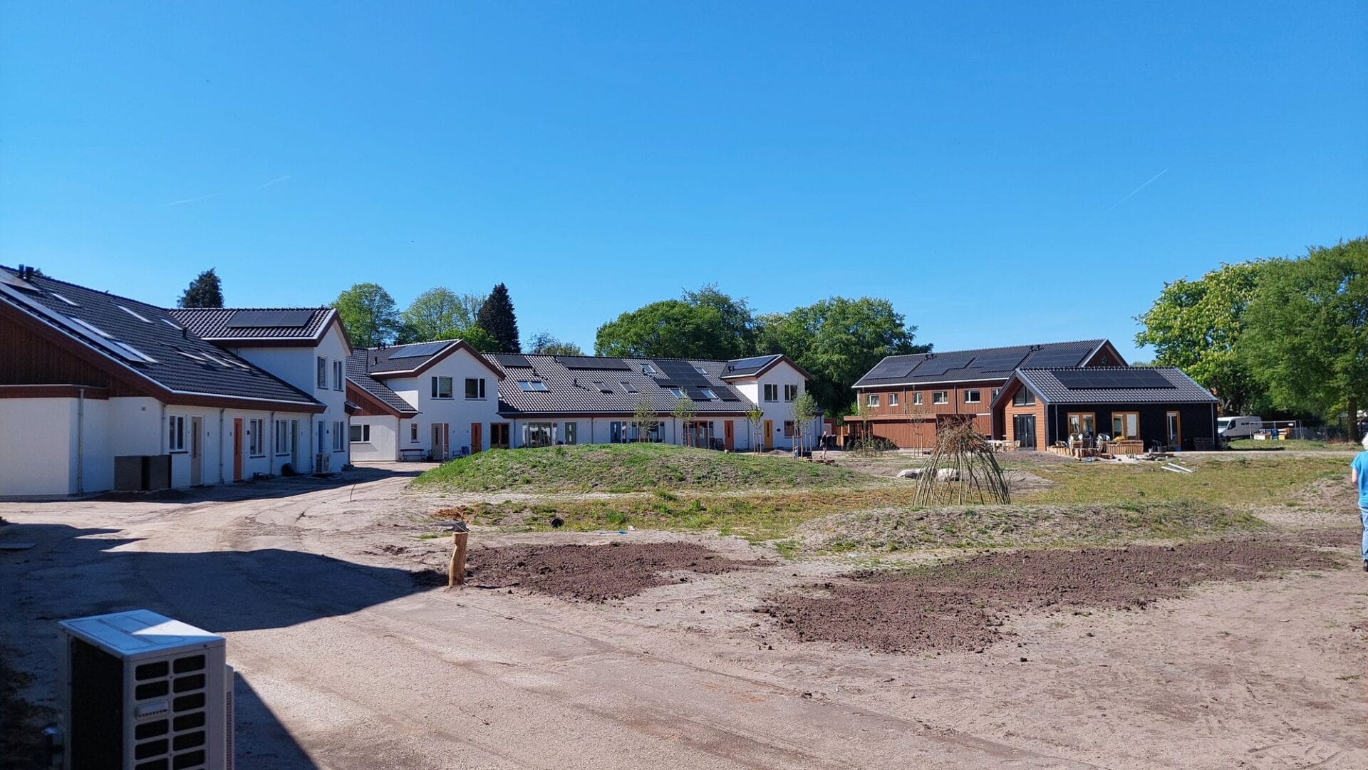 Ecowonen Midden Nederland — De Glind, rij woningen met doorlopende daklijn in het landschap