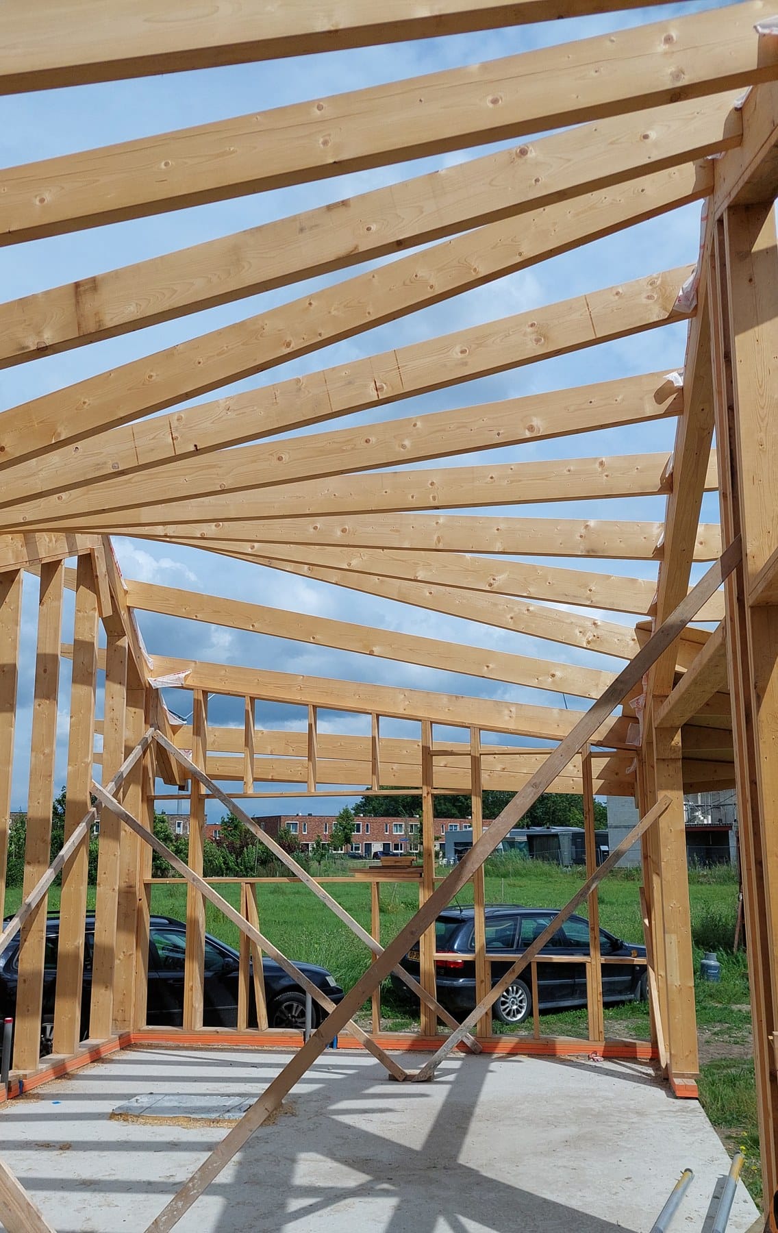 Opwaartse blik in de houten dakconstructie van de Tiny House van Tom en Valerie, Almere Oosterwold — ORIO project in aanbouw