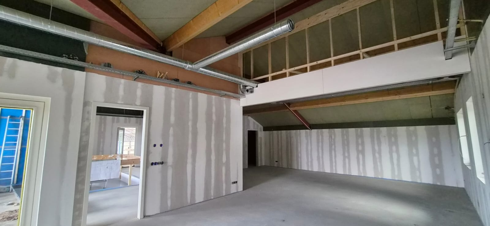 Interieur kantoor Kwekerij De Noordpoel met zichtbare constructie en raampartijen — architectuur in uitvoering